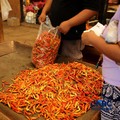Pedagang cabai menunggu pembeli di Pasar Kramat Jati, Jakarta, Senin (21/8/2026). (CNBC Indonesia/Tri Susilo)