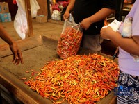 Pedagang cabai menunggu pembeli di Pasar Kramat Jati, Jakarta, Senin (21/8/2026). (CNBC Indonesia/Tri Susilo)