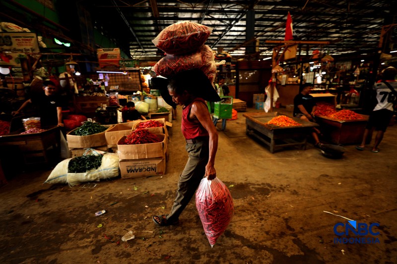 Pedagang cabai menunggu pembeli di Pasar Kramat Jati, Jakarta, Senin (21/8/2026). (CNBC Indonesia/Tri Susilo)