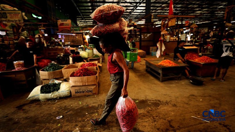 Pedagang cabai menunggu pembeli di Pasar Kramat Jati, Jakarta, Senin (21/8/2026).