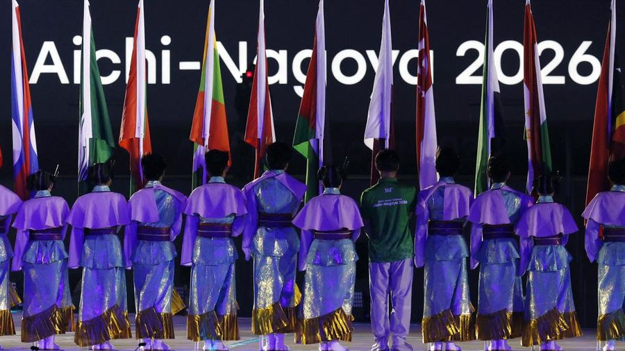 Pemandangan umum bendera negara-negara peserta berkibar dalam upacara pembukaan Asian Games Aichi-Nagoya 2026, di Stadion Paloma Mizuho, Nagoya, Jepang, (19/9/2026). (REUTERS/Eloisa Lopez))