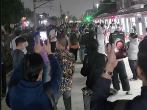 Truk Mogok di Perlintasan Stasiun Bekasi Timur, Banyak Penumpang Keluar KRL