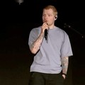 Penyanyi Ed Sheeran berbicara di atas panggung saat ia menanggapi kontroversi terkait Macklemore yang dikeluarkan dari tur setelah mengatakan "Bebaskan Palestina" di sebuah pertunjukan awal bulan ini, di Philadelphia, Pennsylvania, AS, Sabtu (19/9/20