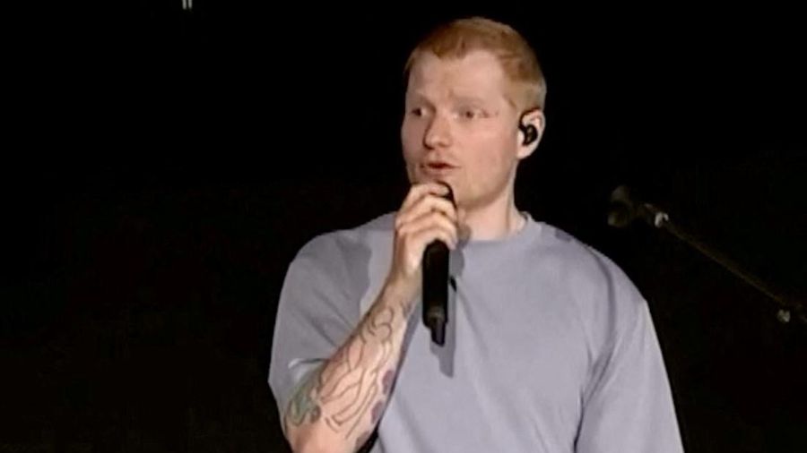 Penyanyi Ed Sheeran berbicara di atas panggung saat ia menanggapi kontroversi terkait Macklemore yang dikeluarkan dari tur setelah mengatakan "Bebaskan Palestina" di sebuah pertunjukan awal bulan ini, di Philadelphia, Pennsylvania, AS, Sabtu (19/9/20