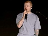 Penyanyi Ed Sheeran berbicara di atas panggung saat ia menanggapi kontroversi terkait Macklemore yang dikeluarkan dari tur setelah mengatakan "Bebaskan Palestina" di sebuah pertunjukan awal bulan ini, di Philadelphia, Pennsylvania, AS, Sabtu (19/9/20
