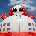 Peralatan permainan dengan menampilkan maskot Asian Games Aichi-Nagoya 2026, Honohon, terpasang di area fan zone One Asia World di Taman Hisaya-Odori, Nagoya, Jepang, (18/9/2026). (REUTERS/Issei Kato)