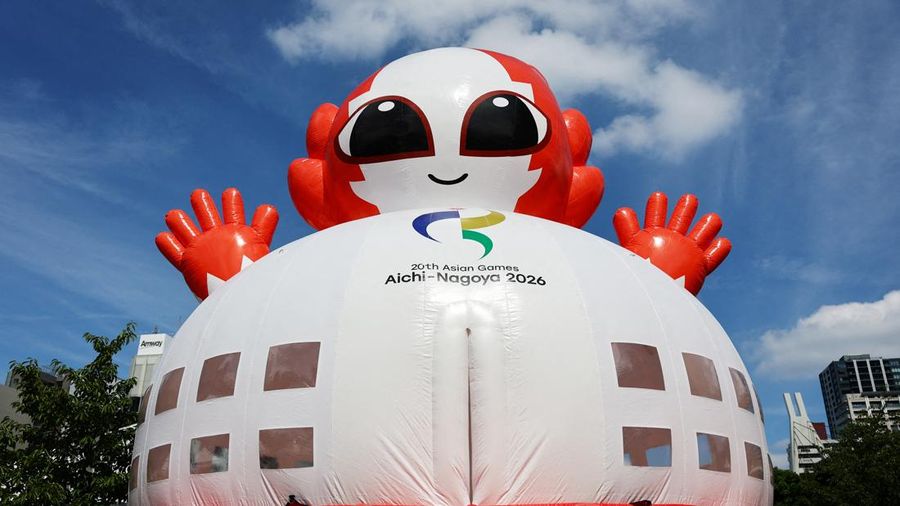 Peralatan permainan dengan menampilkan maskot Asian Games Aichi-Nagoya 2026, Honohon, terpasang di area fan zone One Asia World di Taman Hisaya-Odori, Nagoya, Jepang, (18/9/2026). (REUTERS/Issei Kato)