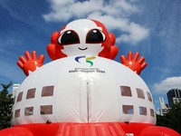 Peralatan permainan dengan menampilkan maskot Asian Games Aichi-Nagoya 2026, Honohon, terpasang di area fan zone One Asia World di Taman Hisaya-Odori, Nagoya, Jepang, (18/9/2026). (REUTERS/Issei Kato)
