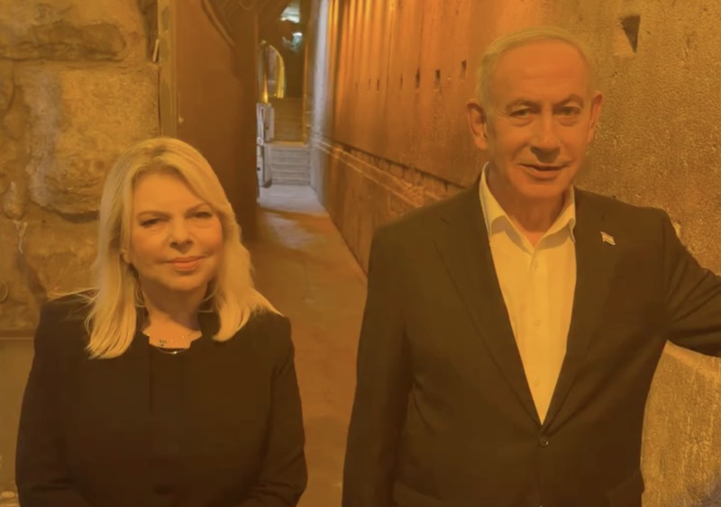Perdana Menteri Israel Benjamin Netanyahu mengunggah video yang memperlihatkan dirinya bersama sang istri, Sara Netanyahu, berjalan menyusuri terowongan di bawah Kota Tua Yerusalem Timur dan kawasan kompleks Masjid Al-Aqsa. (Tangkapan Layar Instagram/b.netanyahu)