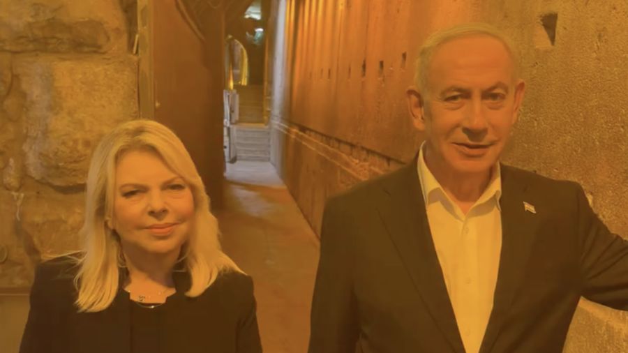 Perdana Menteri Israel Benjamin Netanyahu mengunggah video yang memperlihatkan dirinya bersama sang istri, Sara Netanyahu, berjalan menyusuri terowongan di bawah Kota Tua Yerusalem Timur dan kawasan kompleks Masjid Al-Aqsa.