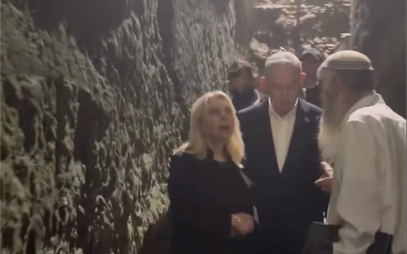 Perdana Menteri Israel Benjamin Netanyahu mengunggah video yang memperlihatkan dirinya bersama sang istri, Sara Netanyahu, berjalan menyusuri terowongan di bawah Kota Tua Yerusalem Timur dan kawasan kompleks Masjid Al-Aqsa. (Tangkapan Layar Instagram/b.netanyahu)
