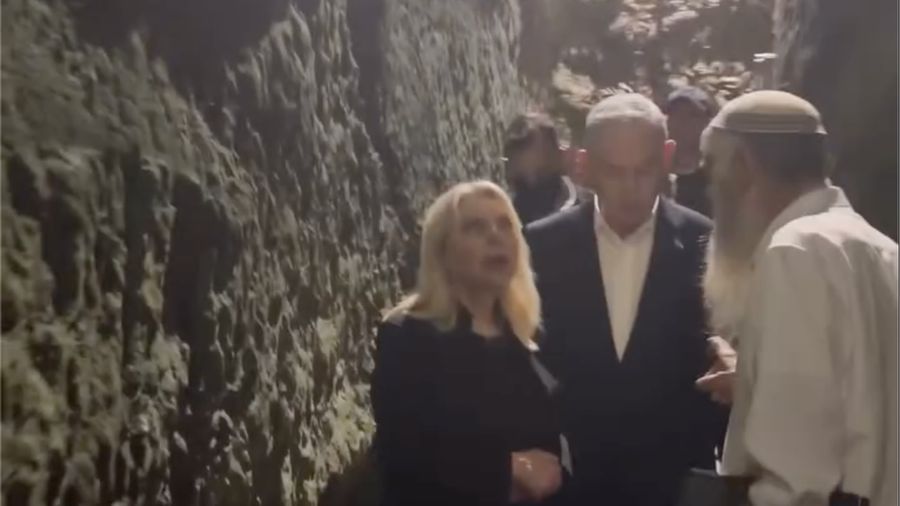 Perdana Menteri Israel Benjamin Netanyahu mengunggah video yang memperlihatkan dirinya bersama sang istri, Sara Netanyahu, berjalan menyusuri terowongan di bawah Kota Tua Yerusalem Timur dan kawasan kompleks Masjid Al-Aqsa.