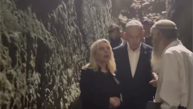 Perdana Menteri Israel Benjamin Netanyahu mengunggah video yang memperlihatkan dirinya bersama sang istri, Sara Netanyahu, berjalan menyusuri terowongan di bawah Kota Tua Yerusalem Timur dan kawasan kompleks Masjid Al-Aqsa.