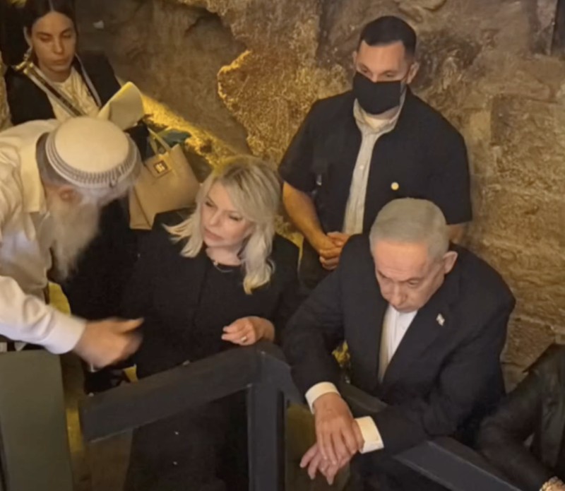 Perdana Menteri Israel Benjamin Netanyahu mengunggah video yang memperlihatkan dirinya bersama sang istri, Sara Netanyahu, berjalan menyusuri terowongan di bawah Kota Tua Yerusalem Timur dan kawasan kompleks Masjid Al-Aqsa. (Tangkapan Layar Instagram/b.netanyahu)