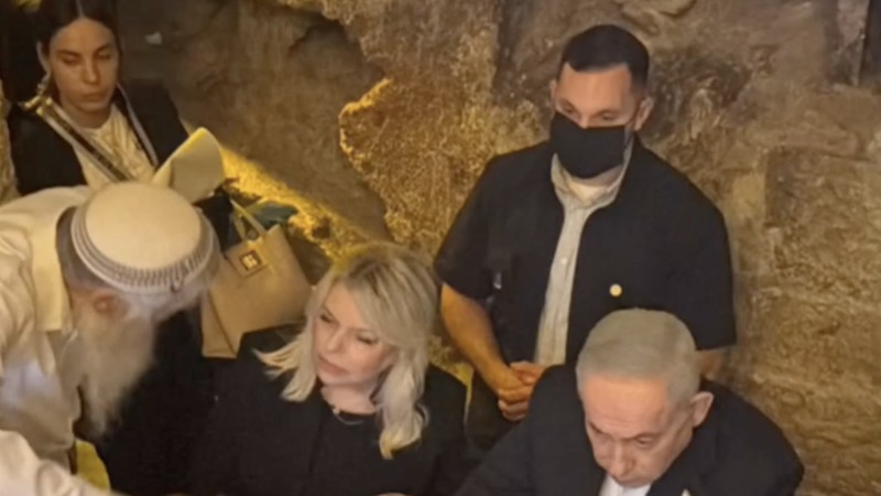 Perdana Menteri Israel Benjamin Netanyahu mengunggah video yang memperlihatkan dirinya bersama sang istri, Sara Netanyahu, berjalan menyusuri terowongan di bawah Kota Tua Yerusalem Timur dan kawasan kompleks Masjid Al-Aqsa.
