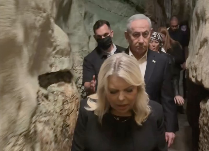 Perdana Menteri Israel Benjamin Netanyahu mengunggah video yang memperlihatkan dirinya bersama sang istri, Sara Netanyahu, berjalan menyusuri terowongan di bawah Kota Tua Yerusalem Timur dan kawasan kompleks Masjid Al-Aqsa. (Tangkapan Layar Instagram/b.netanyahu)