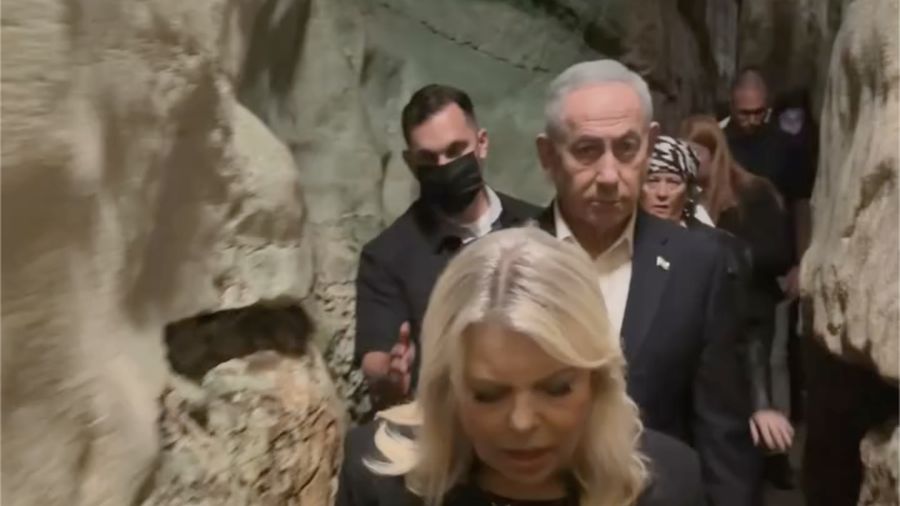 Perdana Menteri Israel Benjamin Netanyahu mengunggah video yang memperlihatkan dirinya bersama sang istri, Sara Netanyahu, berjalan menyusuri terowongan di bawah Kota Tua Yerusalem Timur dan kawasan kompleks Masjid Al-Aqsa. (Tangkapan Layar Instagram