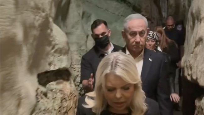 Momen Netanyahu Masuk Terowongan Bawah Tanah Al Aqsa dan Berdoa