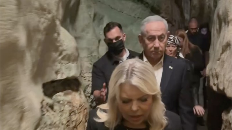 Perdana Menteri Israel Benjamin Netanyahu mengunggah video yang memperlihatkan dirinya bersama sang istri, Sara Netanyahu, berjalan menyusuri terowongan di bawah Kota Tua Yerusalem Timur dan kawasan kompleks Masjid Al-Aqsa. (Tangkapan Layar Instagram