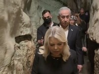 Perdana Menteri Israel Benjamin Netanyahu mengunggah video yang memperlihatkan dirinya bersama sang istri, Sara Netanyahu, berjalan menyusuri terowongan di bawah Kota Tua Yerusalem Timur dan kawasan kompleks Masjid Al-Aqsa. (Tangkapan Layar Instagram