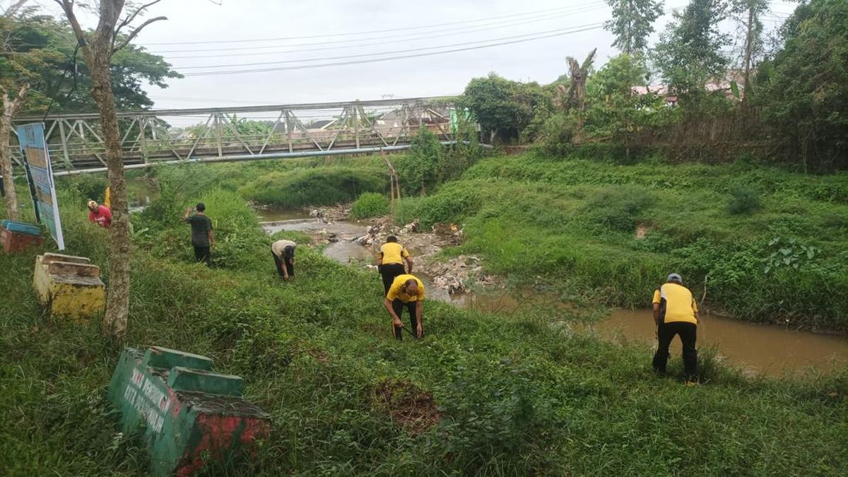 Polda Sumsel Bersihkan Kawasan Sungai Kelekar Lewat Gerakan Belida Asri