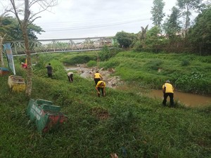 Polda Sumsel Bersihkan Kawasan Sungai Kelekar Lewat Gerakan Belida Asri