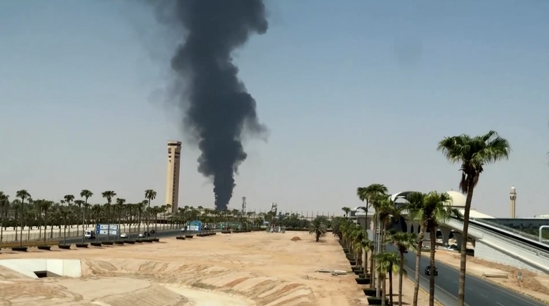 Ribuan warga Barcelona turun ke jalan pada Minggu (20/9/2026) untuk memprotes rencana perluasan Bandara Barcelona-El Prat yang dinilai dapat mengancam lingkungan dan memperburuk dampak perubahan iklim. (Tangkapan Layar Video Reuters/)