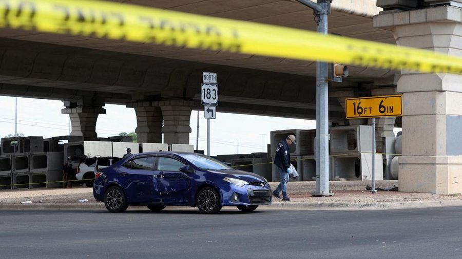 Sebuah mobil Toyota berwarna biru tua tampak memiliki bekas lubang peluru setelah anggota Kongres Greg Casar (Demokrat-Texas) menyatakan bahwa seorang agen Imigrasi dan Penegakan Bea Cukai AS (ICE) menembak seseorang pada hari itu di Austin, Texas, A