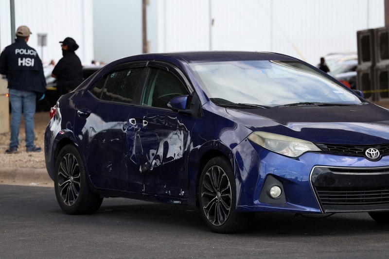 Sebuah mobil Toyota berwarna biru tua tampak memiliki bekas lubang peluru setelah anggota Kongres Greg Casar (Demokrat-Texas) menyatakan bahwa seorang agen Imigrasi dan Penegakan Bea Cukai AS (ICE) menembak seseorang pada hari itu di Austin, Texas, AS, 20 September 2026. (REUTERS/Shahrzad Rasekh)