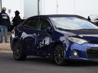 Sebuah mobil Toyota yang rusak setelah anggota Kongres Greg Casar (Demokrat-Texas) menyatakan bahwa seorang agen Imigrasi dan Penegakan Bea Cukai AS (ICE) menembak seseorang pada hari itu juga di Austin, Texas, AS, 20 September 2026.  (REUTERS/Shahrz