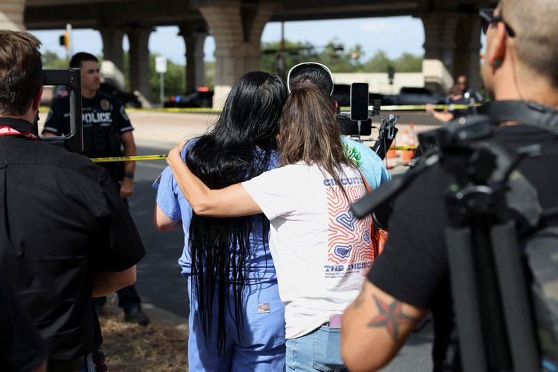 Sebuah mobil Toyota berwarna biru tua tampak memiliki bekas lubang peluru setelah anggota Kongres Greg Casar (Demokrat-Texas) menyatakan bahwa seorang agen Imigrasi dan Penegakan Bea Cukai AS (ICE) menembak seseorang pada hari itu di Austin, Texas, AS, 20 September 2026. (REUTERS/Shahrzad Rasekh)