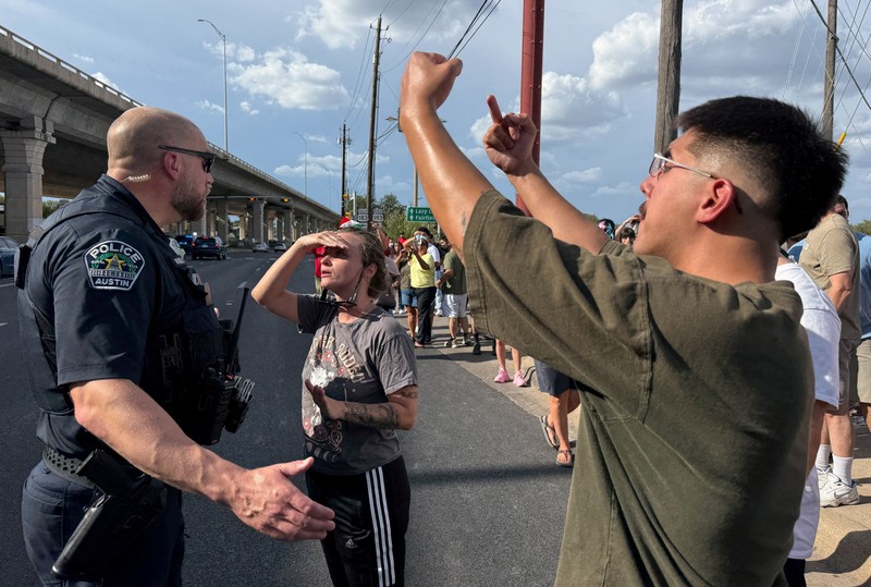 Sebuah mobil Toyota berwarna biru tua tampak memiliki bekas lubang peluru setelah anggota Kongres Greg Casar (Demokrat-Texas) menyatakan bahwa seorang agen Imigrasi dan Penegakan Bea Cukai AS (ICE) menembak seseorang pada hari itu di Austin, Texas, AS, 20 September 2026. (REUTERS/Shahrzad Rasekh)