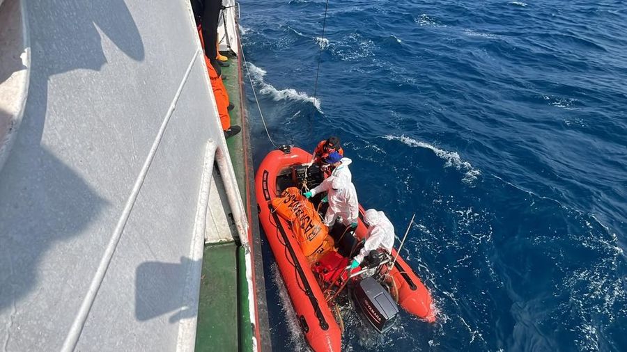 Tim Basarnas kembali berhasil mengevakuasi dua korban kecelakaan KM Virgo Transport 8 yang tenggelam di perairan Laut Jawa, Kalimantan Selatan, Senin (21/9/2026). Tim Basarnas kembali berhasil mengevakuasi dua korban kecelakaan KM Virgo Transport 8 yang tenggelam di perairan Laut Jawa, Kalimantan Selatan, Senin (21/9/2026).