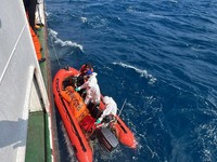 Tim Basarnas kembali berhasil mengevakuasi dua korban kecelakaan KM Virgo Transport 8 yang tenggelam di perairan Laut Jawa, Kalimantan Selatan, Senin (21/9/2026). (Dok. Basarnas)