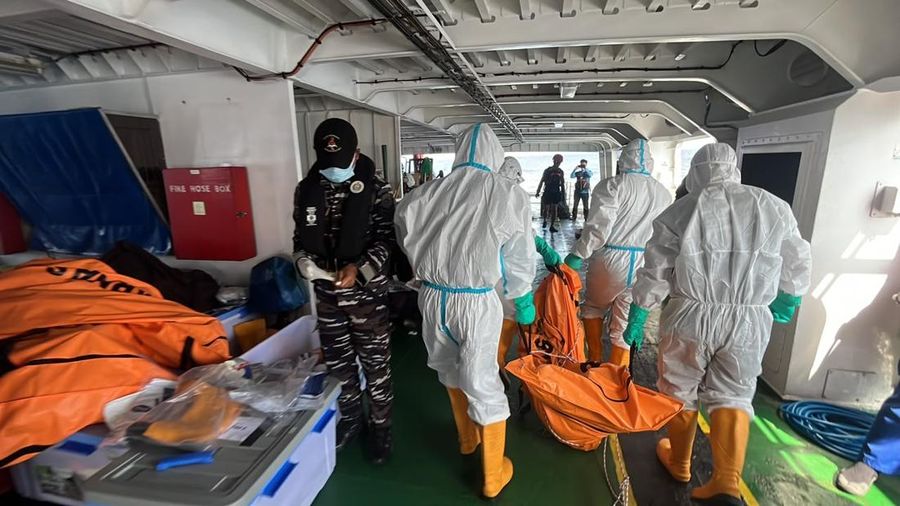 Tim Basarnas kembali berhasil mengevakuasi dua korban kecelakaan KM Virgo Transport 8 yang tenggelam di perairan Laut Jawa, Kalimantan Selatan, Senin (21/9/2026). Tim Basarnas kembali berhasil mengevakuasi dua korban kecelakaan KM Virgo Transport 8 yang tenggelam di perairan Laut Jawa, Kalimantan Selatan, Senin (21/9/2026).