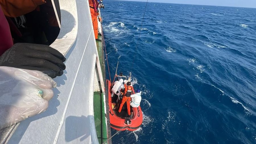 Tim Basarnas kembali berhasil mengevakuasi dua korban kecelakaan KM Virgo Transport 8 yang tenggelam di perairan Laut Jawa, Kalimantan Selatan, Senin (21/9/2026). Tim Basarnas kembali berhasil mengevakuasi dua korban kecelakaan KM Virgo Transport 8 yang tenggelam di perairan Laut Jawa, Kalimantan Selatan, Senin (21/9/2026). (Dok. Basarnas)