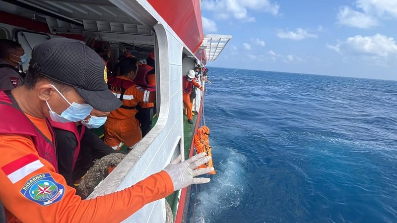 Tim Basarnas kembali berhasil mengevakuasi dua korban kecelakaan KM Virgo Transport 8 yang tenggelam di perairan Laut Jawa, Kalimantan Selatan, Senin (21/9/2026).