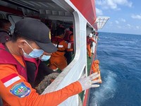 Tim Basarnas kembali berhasil mengevakuasi dua korban kecelakaan KM Virgo Transport 8 yang tenggelam di perairan Laut Jawa, Kalimantan Selatan, Senin (21/9/2026). (Dok. Basarnas)