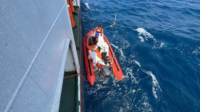 Tim Basarnas kembali berhasil mengevakuasi dua korban kecelakaan KM Virgo Transport 8 yang tenggelam di perairan Laut Jawa, Kalimantan Selatan, Senin (21/9/2026). (Dok. Basarnas)