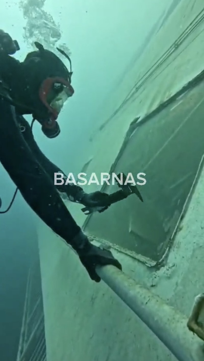 Tim penyelam Basarnas Special Group (BSG) berhasil menemukan satu korban KM Virgo Transport 8 yang tenggelam di perairan Laut Jawa, Kalimantan Selatan, pada Minggu (20/9/2026). (Dok. Basarnas)