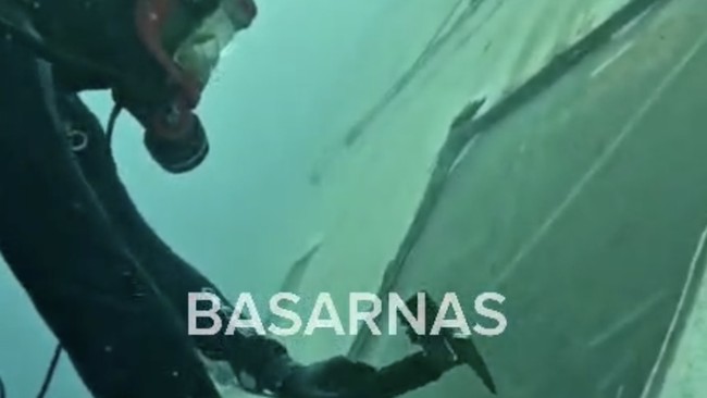 Detik-Detik Penyelam Basarnas Evakuasi Korban dari Bangkai KMP Virgo 8