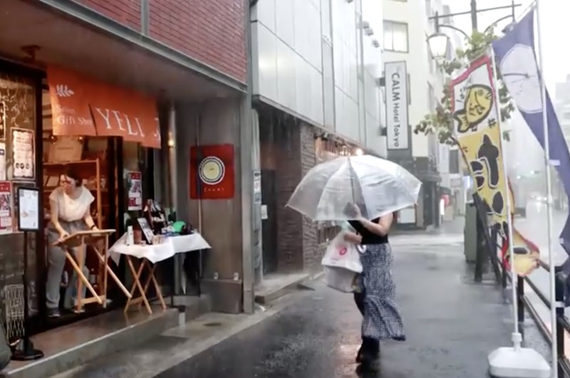 Area di sekitar restoran ramen tergenang banjir akibat hujan deras saat Topan Dujuan mendekat, di Oamishirasato, Prefektur Chiba, Jepang, Senin (21/9/2026). (Kyodo/via REUTERS)