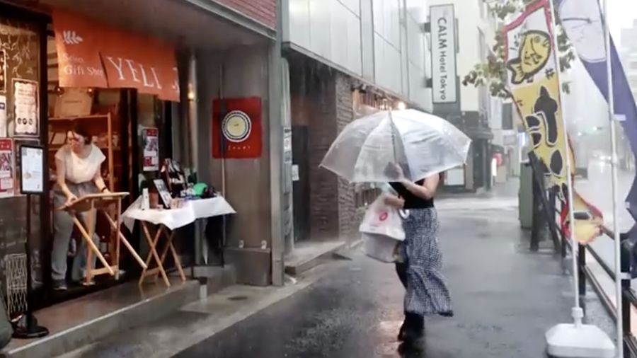Topan Dujuan menghantam Jepang dengan hujan lebat pada hari Senin (21/9/2026). (Tangkapan Layar Video?REUTERS)