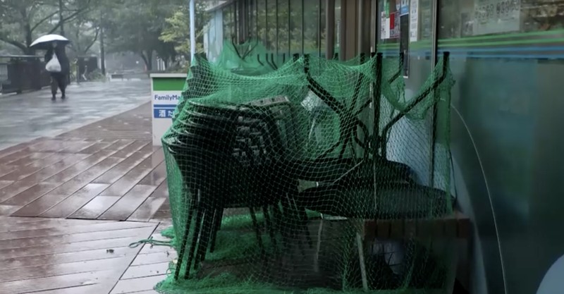 Area di sekitar restoran ramen tergenang banjir akibat hujan deras saat Topan Dujuan mendekat, di Oamishirasato, Prefektur Chiba, Jepang, Senin (21/9/2026). (Kyodo/via REUTERS)