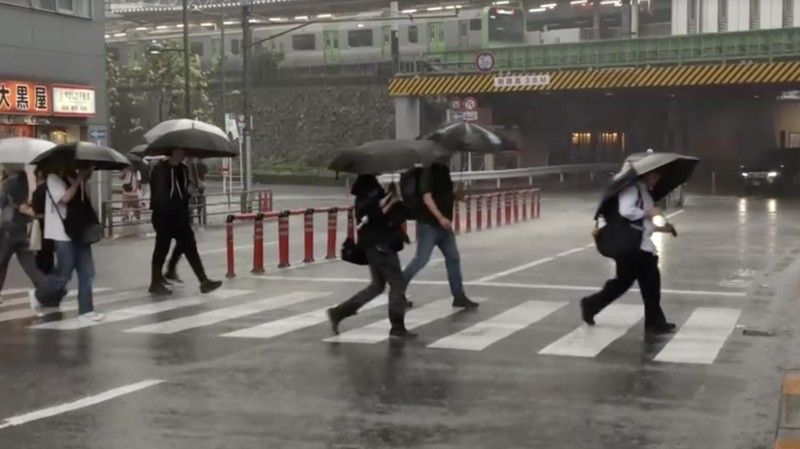 Topan Dujuan menghantam Jepang dengan hujan lebat pada hari Senin (21/9/2026). (Tangkapan Layar Video?REUTERS)
