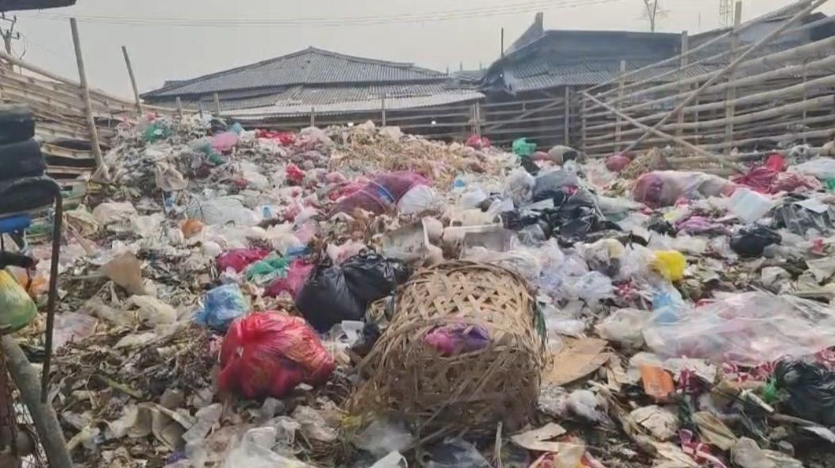 Pedagang Pasar di Pandeglang Keluhkan Tumpukan Sampah Bikin Pembeli Sepi
