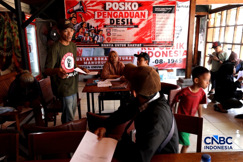Warga mendatangi Posko Pengaduan Desil di Bumi Pospera, Jakarta, Senin (21/9/2026). (CNBC Indonesia/Tri Susilo)