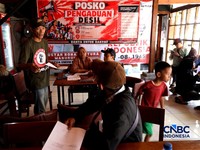 Warga mendatangi Posko Pengaduan Desil di Bumi Pospera, Jakarta, Senin (21/9/2026). (CNBC Indonesia/Tri Susilo)