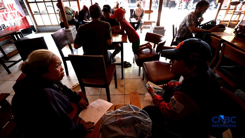 Warga mendatangi Posko Pengaduan Desil di Bumi Pospera, Jakarta, Senin (21/9/2026). (CNBC Indonesia/Tri Susilo)