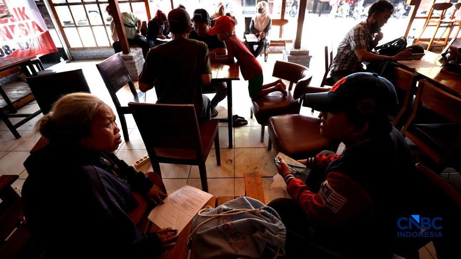 Warga mendatangi Posko Pengaduan Desil di Bumi Pospera, Jakarta, Senin (21/9/2026).